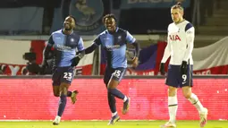 Pemain Wycombe Wanderers Fred Onyedinma (kiri) melakukan selebrasi usai mencetak gol ke gawang Tottenham Hotspur pada pertandingan putaran keempat Piala FA di Stadion Adams Park, High Wycombe, Inggris, Senin (25/1/2021). Tottenham Hotspur menang 4-1. (AP Photo/Frank Augstein)