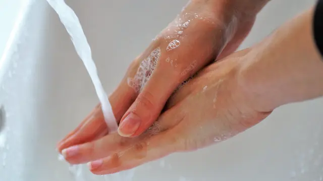 Lebih Baik Membersihkan Tangan dengan Sabun atau Hand Sanitizer, Mana yang Lebih Efektif?