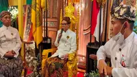 Sultan Kasepuhan dari pihak Aloeda II beserta jajaran perangkat adat memberikan keterangan pers usai mengikuti prosesi pelantikan yang dilakukan secara tertutup. Foto (Liputan6.com / Panji Prayitno)