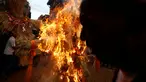 Warga membakar boneka dari jerami yang dianggap sebagai setan Ghantakarna selama Festival Ghantakarna di kota kuno Bhaktapur, Nepal, Senin (1/8). Tradisi ini melambangkan musnahnya kejahatan di kota Bhaktapur. (REUTERS/Navesh Chitrakar)