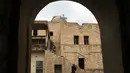 Tentara Irak mengamati kondisi Gereja St. George Monastery (Mar Guguis) yang rusak parah di Mosul, 22 Januari 2017. Salah satu gereja bersejarah di Irak tersebut tak luput dari pengerusakan yang dilakukan kelompok radikal ISIS. (AHMAD AL-RUBAYE/AFP)