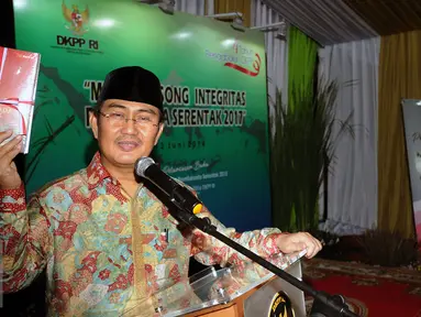 Ketua DKPP, Jimly Asshiddiqie menunjukkan dua buah buku yang diluncurkan pada perayaan empat tahun DKPP di Jakarta, Senin (13/6/2016). DKPP meluncurkan buku yang merekam jejak Pemilukada Serentak pada 2015 lalu. (Liputan6.com/Helmi Fithriansyah)
