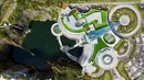 Hotel Intercontinental Shanghai Wonderland di distrik Songjiang, 13 November 2018. Dua dari 18 lantai hotel berada di atas tanah, sementara dua yang terendah sepenuhnya tenggelam oleh sebuah danau yang menempati sisa tambang besar. (JOHANNES EISELE/AFP)