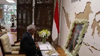 Presiden dan PM Singapura mengisi Condolence Book, di Showcase KBRI Singapura (KBRI Singapura)