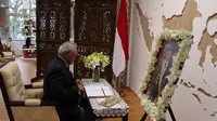 Presiden dan PM Singapura mengisi Condolence Book, di Showcase KBRI Singapura (KBRI Singapura)