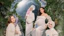 Foto-foto maternity dibagikan oleh akun Instgaram @fdphotography90 yang menuliskan 'Halo Bundadari'. Dengan outfit serba-putih, keempatnya memang terlihat bagaikan para bidadari (Foto: Instagram @fdphotography90)