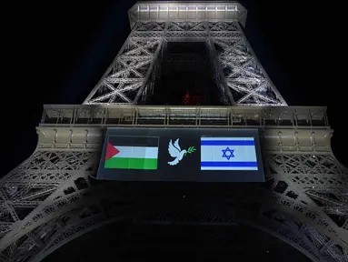 Gambar bendera Palestina (kiri) dan Israel serta seekor merpati dengan ranting zaitun, yang ditampilkan di Menara Eiffel pada malam sebelum Prancis berencana mengakui Negara Palestina, di Paris, pada 21 September 2025. (Bertrand GUAY/AFP)