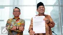 Ketua BPK RI, Harry Azhar Azis (kanan) menunjukkan surat pemanggilan dirinya oleh Dirjen Pajak di Jakarta, Jumat (15/4/2016). Harry dipanggil untuk melakukan klarifikasi SPT SPT Tahunan PPh Op 2015. (Liputan6.com/Helmi Fithriansyah)