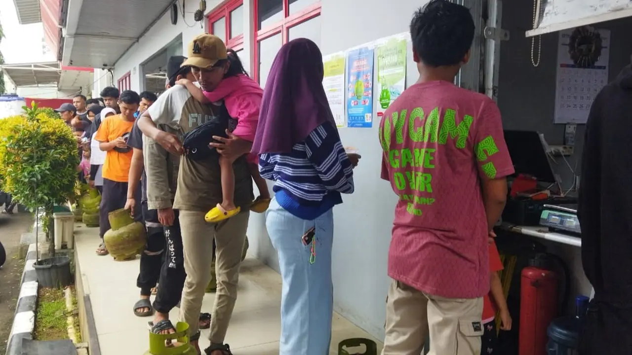Warga di Bogor Mengantre Panjang untuk Mendapatkan Gas Elpiji 3 Kg