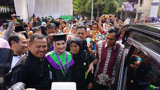 Arumi Bachsin Lulus Kuliah Begini Lika Liku Perjuangannya Demi Raih Gelar Sarjana Hot Liputan6 Com