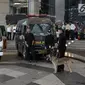Petugas kepolisian mengerahkan ambulance dan anjing pelacak untuk mencari korban ambruknya Gedung BEI, Jakarta, Senin (15/1). Para korban dibawa ke rumah sakit RSAL Mintoharjo, RS MRCCC, RSPP Pertamina, dan RS Siloam Jakarta. (Liputan6.com/Arya Manggala)