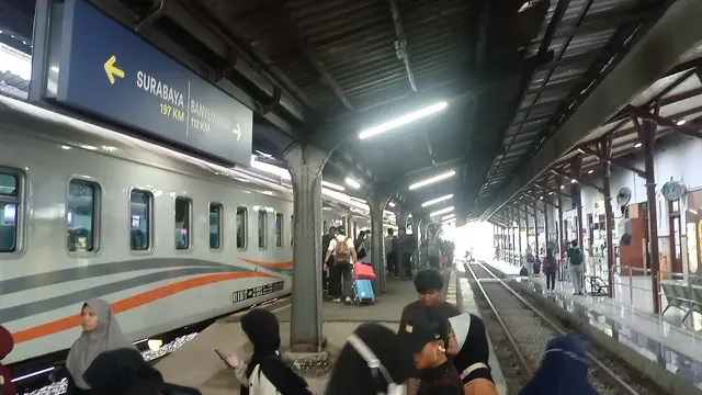 KA Blambangan Ekpres dan KA Pandalungan akhirnya timba di Stasiun Jember setelah mengalami keterlambatan hampir 10 jam.