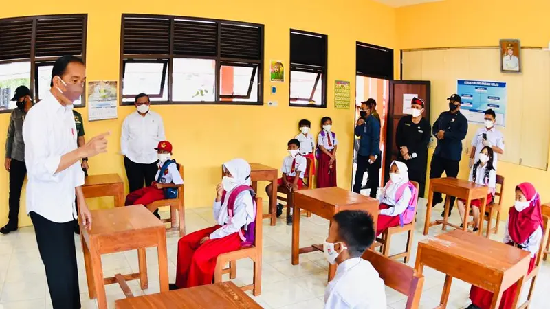 Presiden Joko Widodo atau Jokowi meninjau pelaksanaan vaksinasi Covid-19 anak usia 6-11 tahun di SDN 3 Nglinduk, Kabupaten Grobogan, Jawa Tengah, Rabu (5/1/2022).