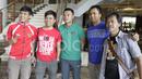 Pemain Timnas Indonesia, Dedi Kusnandar, berfoto bersama suporter Indonesia yang datang ke Hotel Grand Fourwings, Bangkok, Jumat (16/12/2016). (Bola.com/Vitalis Yogi Trisna)