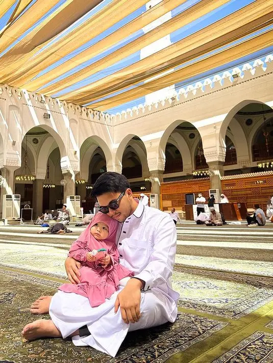 Masih di Masjid Quba, Ameena bersama dengan Thariq Halilintar. Anak pertama Aurel dan Atta ini tampak juga dekat dengan Om-nya. Bagi baby Ameena, ini merupakan momen pertamanya ke tanah suci. [Instagram/thariqhalilintar]