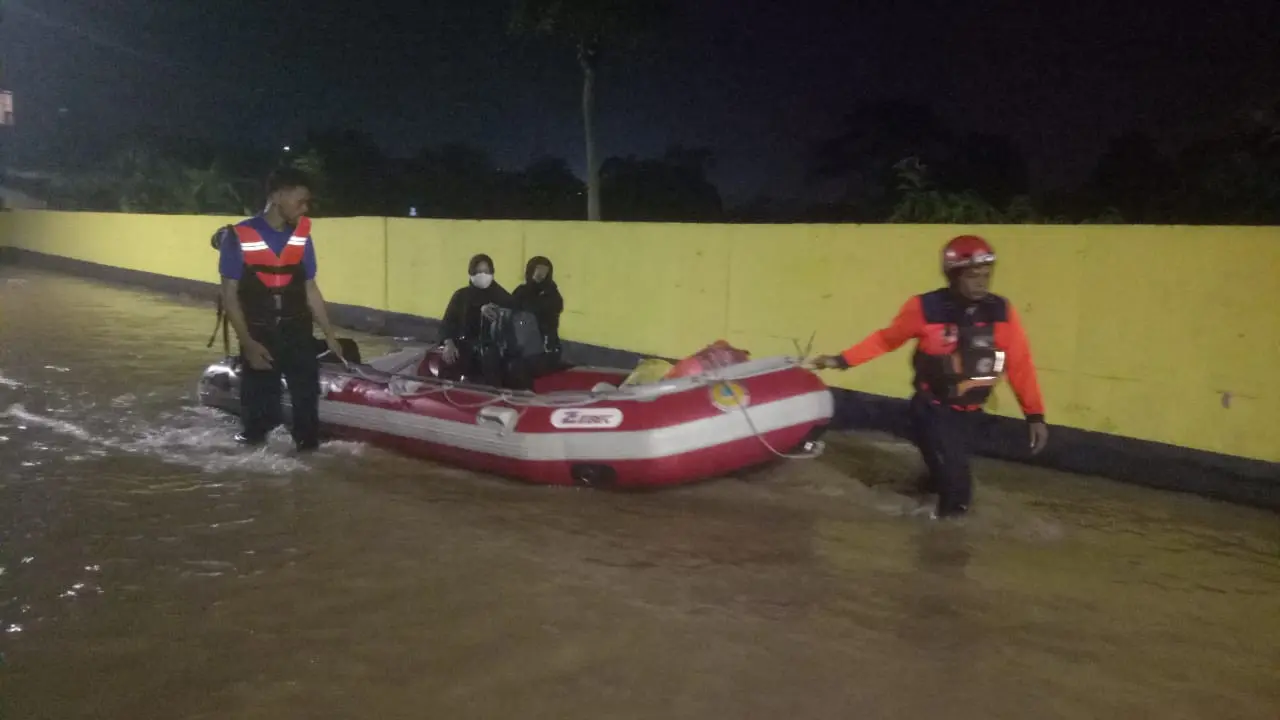 Ratusan rumah warga di Perumahan Pesona Serpong, Kecamatan Setu, Kota Tangerang Selatan, terendam banjir pada Rabu (22/11/2023).