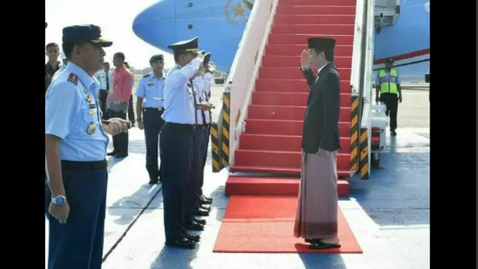 Menebak Merek Sarung Jokowi Saat Kunjungi Pekalongan