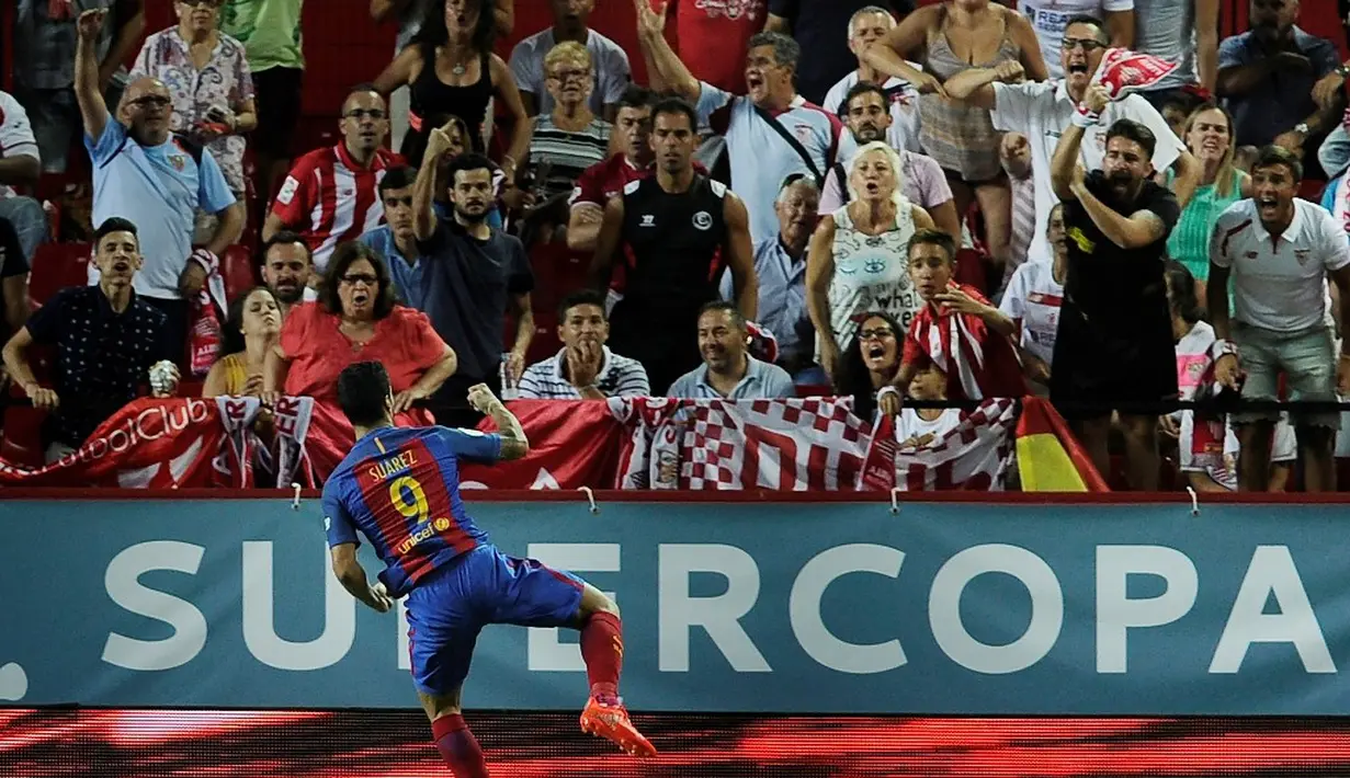 Striker Barcelona, Luis Suarez, setelah mencetak gol pertama ke gawang Sevilla pada laga leg pertama Piala Super Spanyol 2016 di Ramon Sanchez Pizjuan, Sevilla, Senin (15/8/2016) dini hari WIB. (AFP/Cristina Quicler) 