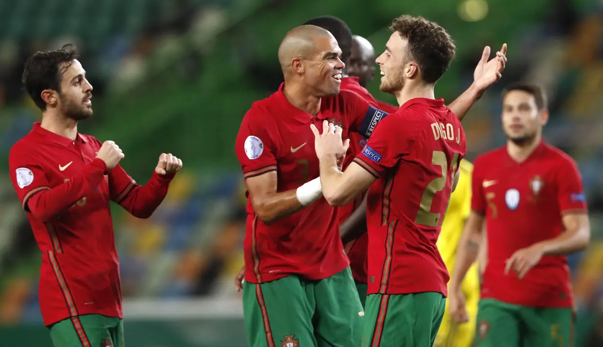 Para pemain Portugal merayakan gol yang dicetak oleh  Diogo Jota ke gawang Swedia pada laga UEFA Nations League di Stadion Jose Alvalade, Kamis (15/10/2020). Portugal menang dengan skor 3-0. (AP Photo/Armando Franca)