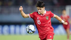 Pemain Timnas Indonesia U-17, Amar Brkic menguasai bola saat menghadapi Timnas Panama U-17 pada laga kedua Grup A Piala Dunia U-17 2023 di Stadion Gelora Bung Tomo (GBT), Surabaya, Senin (13/11/2023). (Bola.com/Bagaskara Lazuardi)