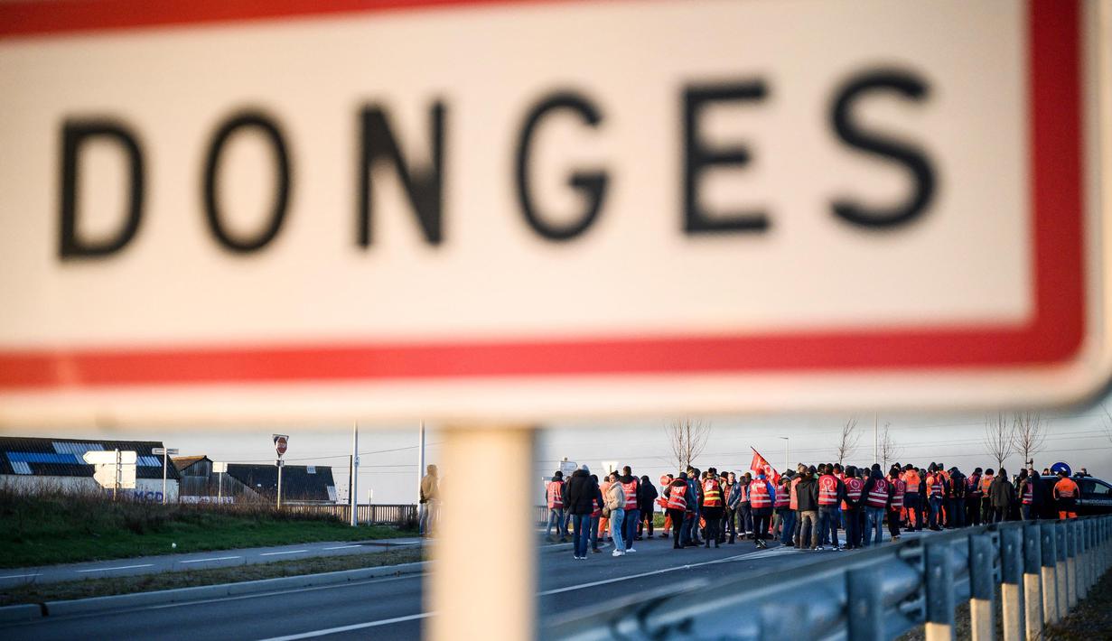 Pengunjuk rasa berdiri di rel kereta api di belakang spanduk bertuliskan "64 tahun, tidak" dalam sebuah aksi yang diserukan oleh serikat pekerja Prancis, Konfederasi Umum Buruh (CGT), untuk memprotes perombakan pensiun di Donges, Prancis Barat, Rabu (8/2/2023). Prancis bersiap menghadapi pemogokan baru dan demonstrasi massal menentang proposal Presiden Prancis untuk mereformasi pensiun Prancis, termasuk menaikkan usia pensiun dari 62 menjadi 64 tahun. (LOIC VENANCE/AFP)