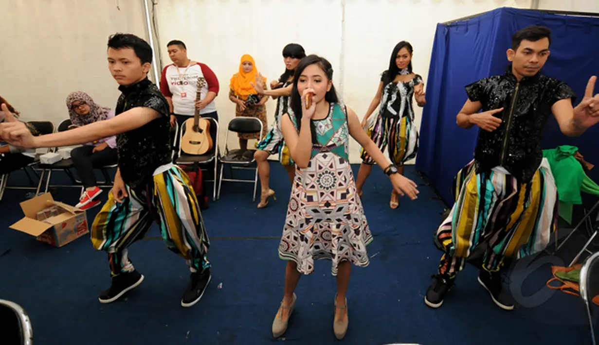 Pemenang keempat ajang Music Vidio Contest, Alif Ekacahya (tengah) melakukan finalisasi koreografi jelang beraksi di panggung inBox SCTV yang dihelat di Cibinong, Bogor, Selasa (27/1/2015). (Liputan6.com/Helmi Fithriansyah)