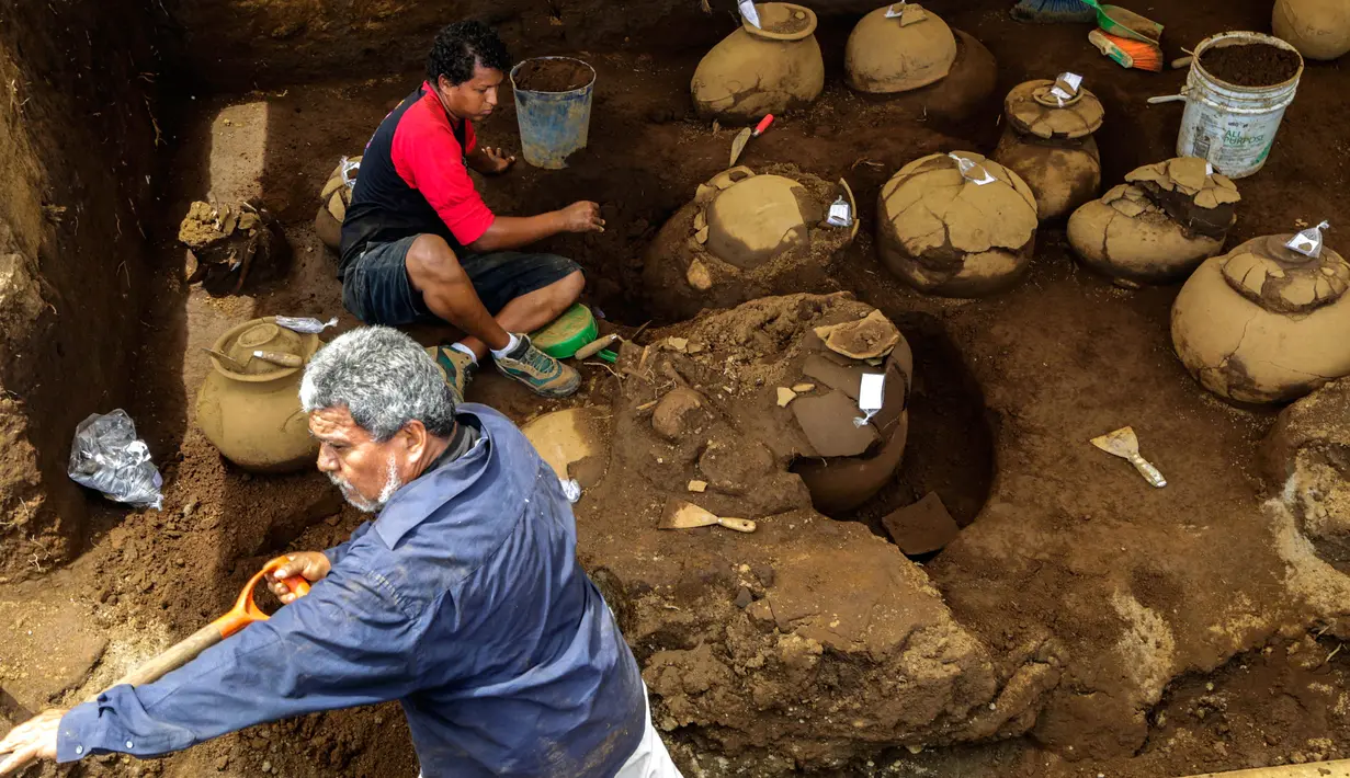 Pekerja Nicaraguan Institute of Culture (INC) menggali puluhan tembikar yang ditemukan di situs pemakaman zaman pra-Kolombia berusia lebih dari 1.200 tahun di lokasi pembangunan Stadion Bisbol Nasional yang baru di Managua, Selasa (20/6). (INTI OCON/AFP)