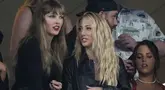 Taylor Swift (kiri) dan Blake Lively menonton pertandingan football antara New York Jets dan Kansas City Chiefs di Stadion MetLife, New Jersey, Minggu (1/10/2023). (AP Photo/Frank Franklin II)