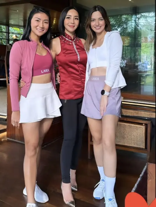 <p>Nia Ramadhani tampil dengan crop top dan jaket tipis putih. Dipadukan skirt warna orchid dan sneakers putih. @airyntanu</p>