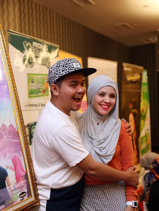 Syarat istri untuk hamil anak ketiganya. "Tapi istri minta syarat kalau mau hamil anak ketiga. Syaratnya harus bikin di luar negeri," ujarnya seraya tertawa saaat ditemui di kawasan Jakarta Pusat, Rabu (30/12/2015).(Foto: Nurwahyunan/Bintang.com)