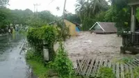 Banjir Bima yang membuat ribuan rumah terendam membuat banyak warga harus dievakuasi. (dok. BNPB)