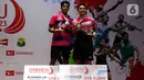 Pebulu tangkis tunggal putra Indonesia Jonatan Christie dan rekan senegaranya Chico Aura Dwi Wardoyo berpose dengan trofi Indonesia Masters 2023 usai bertanding di Istora Senayan, Jakarta, Minggu (29/1/2023).  Jonatan Christie untuk pertama kalinya menjuarai turnamen bulu tangkis berlevel BWF Super 500 menyusul kemenangan pada ajang Indonesia Masters 2023. (Liputan6.com/Herman Zakharia)