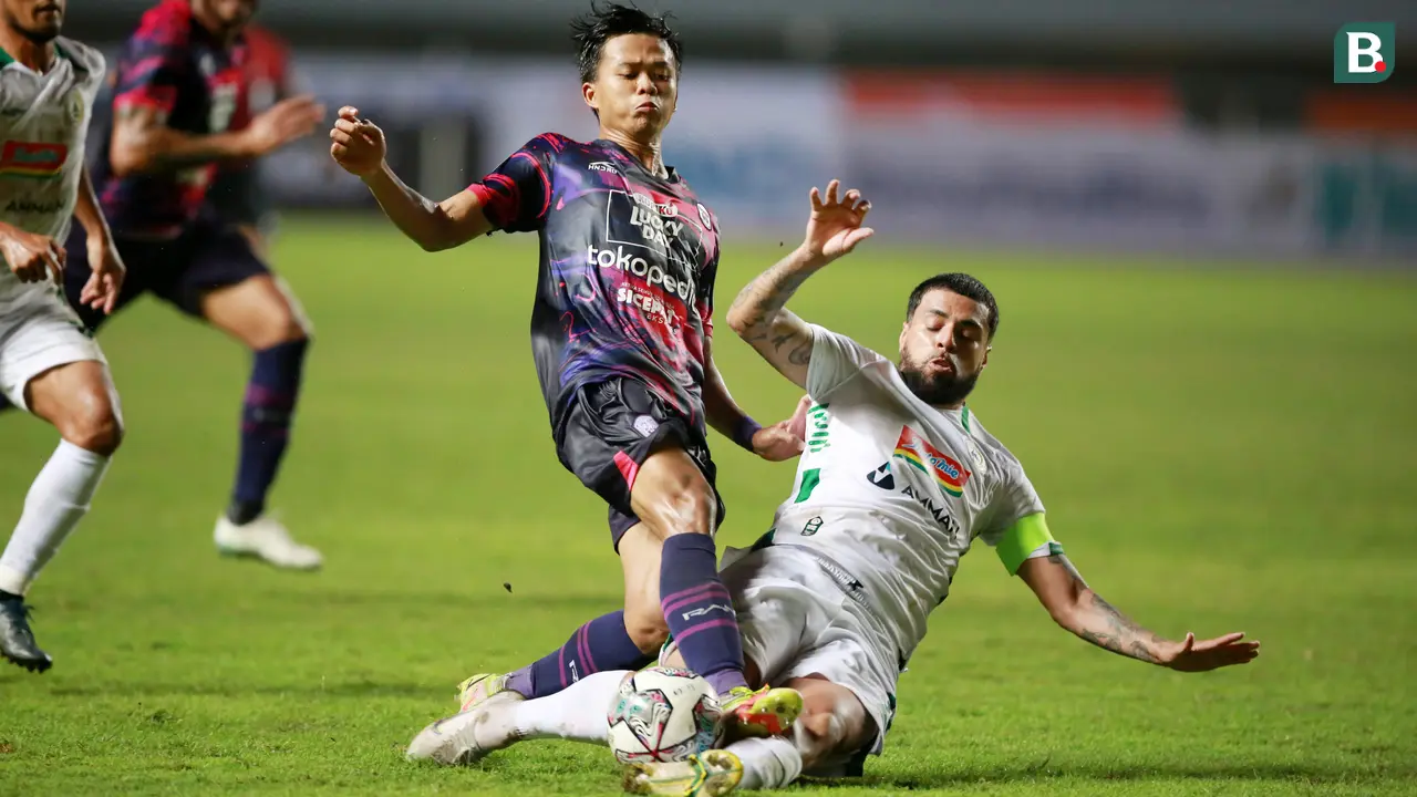 Foto: Serangkaian Aksi Pemain PSS Sleman Saat Mengadang Pergerakan Pemain Rans Nusantara FC di BRI Liga 1