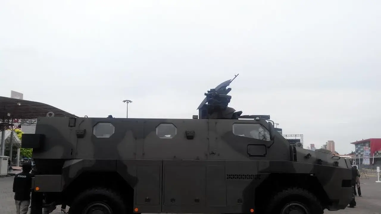 Pada hari kedua Indo Defence 2016, Pindad kembali meluncurkan produk terbarunya, Sanca. (Liputan6.com/Ilyas Istianur P)