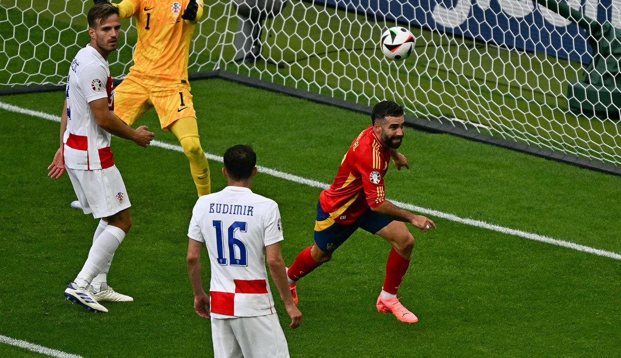 Bek kanan berusia 32 tahun, Dani Carvajal tercatat telah melakukan debut bersama Timnas Spanyol sejak 4 September 2014. Gol pertamanya baru lahir pada matchday pertama Grup B Piala Eropa 2024 saat Timnas Spanyol menang 3-0 atas Kroasia (15/6/2024) yang menjadi caps-nya ke-45. Usai Euro 2024 di mana Spanyol keluar sebagai juara, yang menjadi debutnya di turnamen antar-negara Eropa, ia total telah mengoleksi 49 caps bareng Timnas Spanyol. (AFP/Gabriel Bouys)