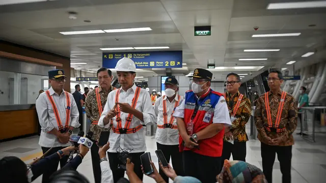 Menteri Perhubungan Budi Karya Sumadi mendampingi Presiden Jokowi meninjau LRT Jabodebek. (Dok. Kemenhub)