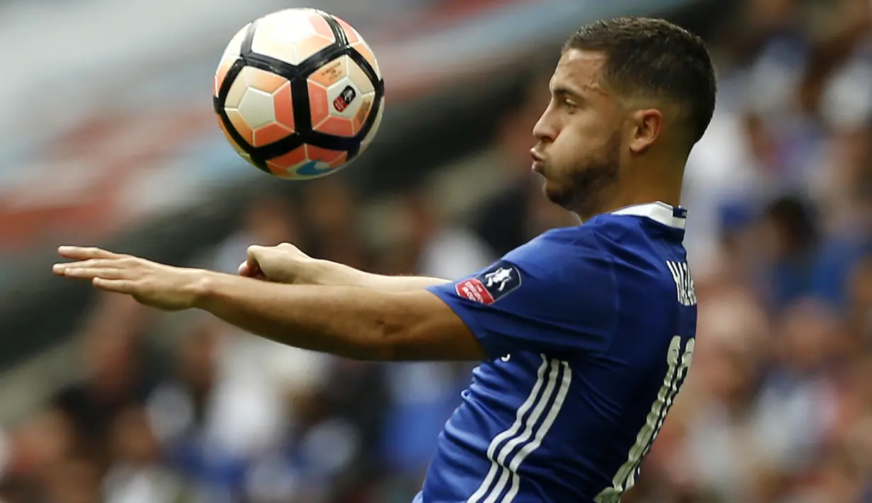 Pemain lincah milik Chelsea, Eden Hazard meruapakan salah satu pemain Belgia yang bersinar di Premier League. Bersama timnas Belgia, Hazard tampil sebanyak 76 kali dan mencetak 17 gol. (AFP/Ian Kington)