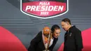 <p>Menteri Pemuda dan Olahraga Republik Indonesia, Zainudin Amali (kanan) berbisik dengan Ketum PSSI, Mochamad Iriawan saat konferensi pers Piala Presiden 2022 di Studio Lantai 8 SCTV Tower, Senayan City, Jakarta pada Senin (06/06/2022). (Bola.com/Bagaskara Lazuardi)</p>