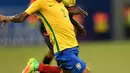 Bek Brasil, Dani Alves berusaha mengontrol bola dari kawalan gelandang Kolombia, Carlos Sanchez di kualifikasi Piala Dunia 2018 zona CONMEBOL di Arena da Amazonia, Manaus, (7/9). Brasil menang atas Kolombia dengan skor 2-1. (AFP PHOTO/Christophe Simon)