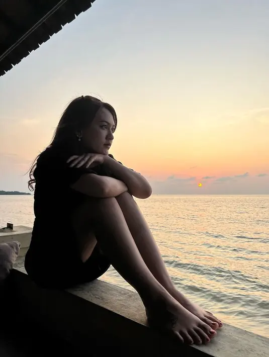 Penyanyi yang dikabarkan jalin hubungan istimewa dengan Denny Caknan ini selalu menikmati momen bersantai di pantai. Momen memandangi laut di waktu senja menjadi salah satu momen berkesan bagi Happy Asmara. Happy Asmara saat menikmati senja ini banjir like dan komentar dari netizen. (Liputan6.com/IG/@happy_asmara77)