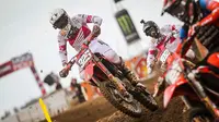 Crosser binaan Astra Honda M. Delvintor Alfarizi saat beraksi pada ajang FIM Motocross World Championship (MXGP) di putaran Selaparang, Lombok, Nusa Tenggara Barat, Indonesia, Minggu (2/7/2023). (Bola.com/AHM)