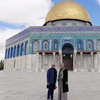 Maia Estianty bersama suami, Irwan Mussry sedang menikmati liburan di Israel. Salah satu yang dikunjungi perempuan tiga orang anak itu adalah Masjid Al Aqsa yang terletak di kota tua Jerusalem. Penampilan Maia istri Irwan Mussry itu beda dari biasanya. [Instagram/maiaestiantyreal]