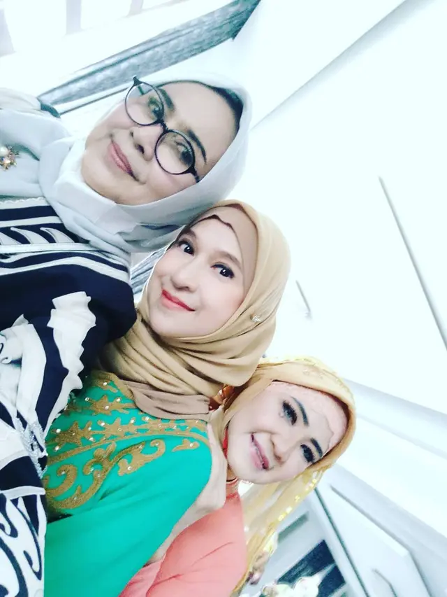 7 Potret Terbaru Dian Piesesha, Penyanyi Era 80-an yang Makin Anggun Berhijab