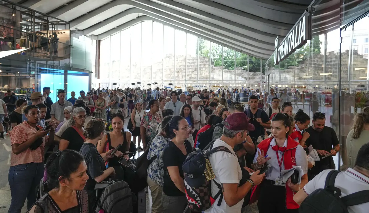 Pemogokan ini awalnya dilakukan selama 24 jam, namun dihentikan pada hari Rabu setelah menteri transportasi dan infrastruktur Italia, Matteo Salvini, turun tangan dengan mengeluarkan perintah. (AP Photo/Gregorio Borgia)