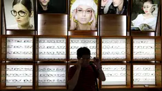 Pengunjung mencoba kacamata di pusat kacamata grosir Optik Winsee di Pasar Baru, Jakarta, Sabtu (31/3). Perkembangan model kacamata dalam gaya hidup semakin menarik. (Liputan6.com/Fery Pradolo)