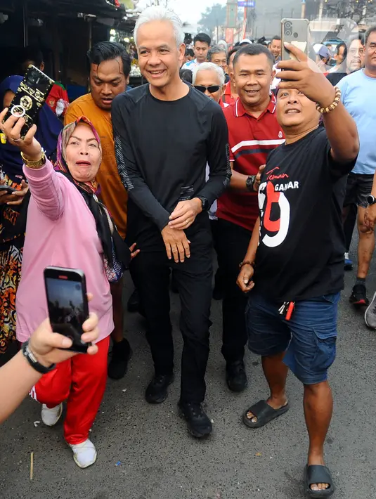 Lari sejauh 1,2 KM yang dimulai pukul 06.37 WIB turut diikuti oleh Wali Kota Solo Gibran Rakabuming Raka dan Wali Kota Bogor Bima Arya. (merdeka.com/Arie Basuki)