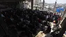 Setelah kesepakatan gencatan senjata pada 10 Oktober 2025 lalu, warga Palestina di Jalur Gaza kembali dapat melaksanakan salat Jumat berjemaah di ruang terbuka, termasuk di tengah puing-puing masjid yang hancur. (Omar AL-QATTAA/AFP)