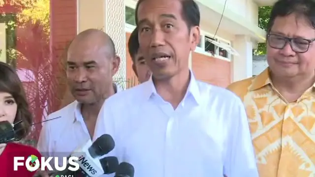 Jokowi juga berkesempatan membagikan kaos "Indonesia Maju" dan "Sekali Lagi". Warga pun rela berdesakan untuk mendapatkan kaos dari calon presiden petahana ini.