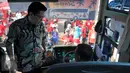 Presdir TSPC, Handoyo S. Mulyadi berbincang deng sopir bus mudik saat melepas mudik kemenangan bodrex & NEO rheumacyl di Tenis Indoor Senayan, Jakarta, Kamis (30/6). Mudik gratis ini diikuti 2000 peserta dan melibatkan 41 bus (Liputan6.com/Gempur M Surya)