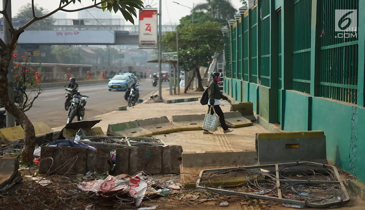 Kawat berduri terlihat berserakan usai demonstrasi mahasiswa di sekitar kawasan Gedung DPR RI, Jakarta, Rabu (25/9/2019). Aksi menolak RUU yang dianggap bermasalah itu berujung ricuh dan bentrok dengan polisi sehingga menyebabkan sejumlah fasilitas umum rusak. (Liputan6.com/Immanuel Antonius)